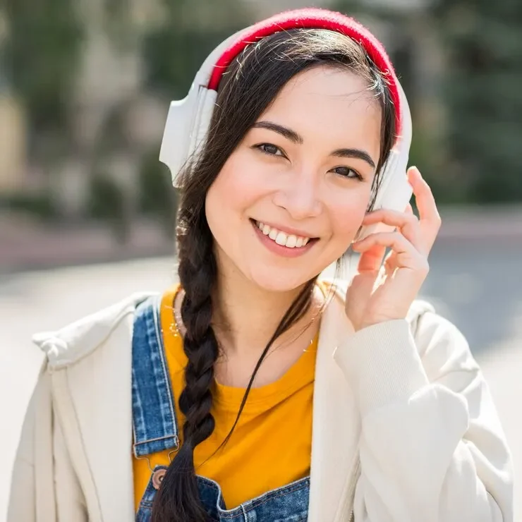 portrait-woman-with-headphones_2